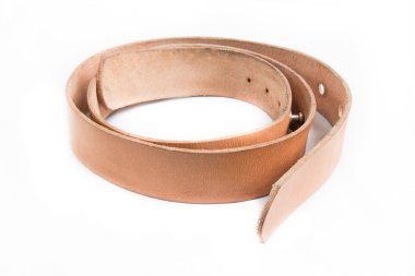 Beyaz arkaplanda izole edilmiş deri kemer