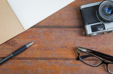 Yaratıcı, defter, gözlük, kalem ve kamera ile Tasarımcısı ve ahşap Danışma genel bakış