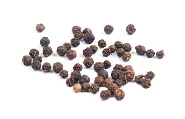 Siyah biber beyaz arkaplanda izole edildi