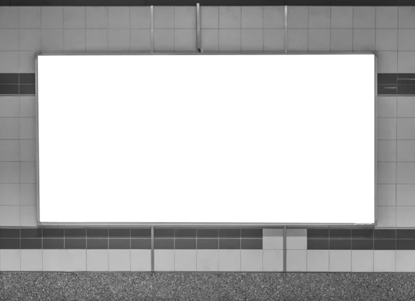 Cartel grande horizontal en blanco en la estación de metro, tono blanco y negro — Foto de Stock