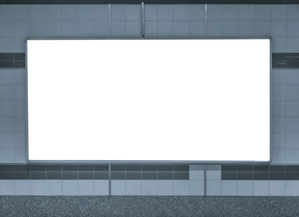 Пустой горизонтальный большой плакат на станции метро — стоковое фото