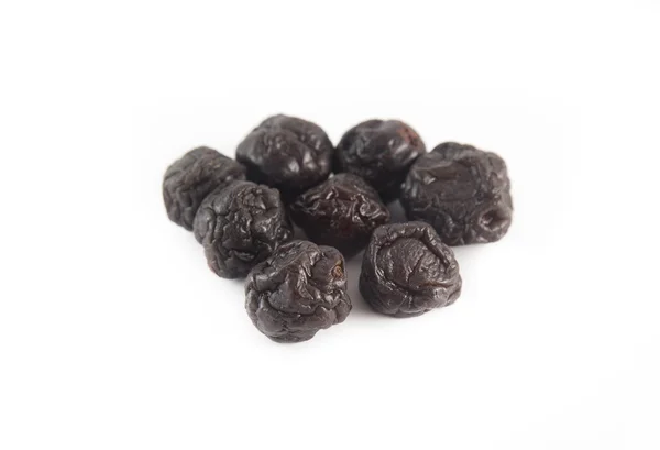 Prunes séchées isolées sur fond blanc — Photo