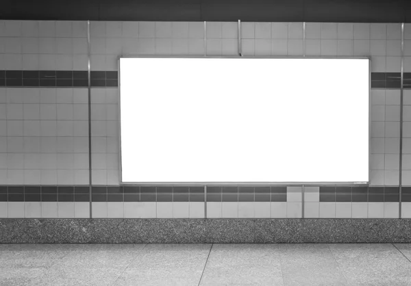 Cartel grande horizontal en blanco en la estación de metro, tono blanco y negro — Foto de Stock
