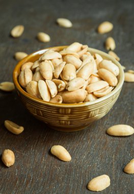 Rustik ahşap arka plan (odak yer fıstık kase kase içinde kavrulmuş soyulmuş tuzlu fıstık)