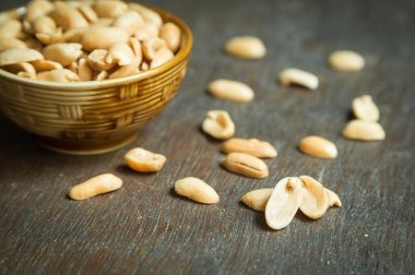 Rustik kase, sığ odak soyulmuş kavrulmuş tuzlu fıstık