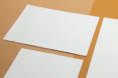 Bej arkaplanda boş kağıt poster broşürü a4 boyutlu model şablonu.