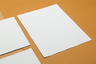 Bej arkaplanda boş kağıt poster broşürü a4 boyutlu model şablonu.