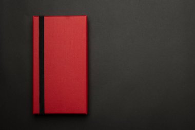 Siyah arkaplanda kırmızı hediye kutusu şablonu. Kara Cuma kampanyası.