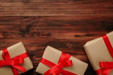 Noel ve yeni yıl hediye kutuları dekorasyonu ahşap masa arkaplanının üzerinde fotokopi alanı ile üst görünüm.