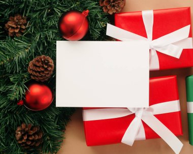 Mutlu noel tebrik kartı şablonu ve Noel hediyeleri süslemeleri.
