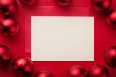 Mutlu noel tebrik kartları ve içinde noel baloları olan bir şablon..