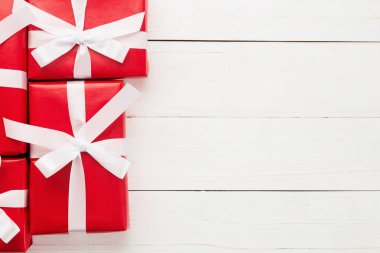 Noel ve yeni yıl kırmızı hediye kutuları ile beyaz ahşap masa arkaplan görünümlü fotokopi alanı ile.
