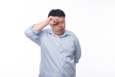 Genç şişman Asyalı iş adamı üzgün ve mutsuz bir yüzü beyaz arka planda yalnız hissediyor..