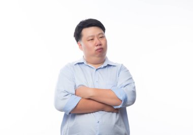 Beyaz arka planda izole edilmiş komik yüzlü Şişko Asyalı iş adamı portresi.