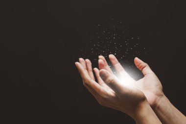 Erkek eller, Tanrı 'nın lütfu, büyüyen ışıklar ve ellerinde yüzen sihirli toz için dine inanarak dua eder..