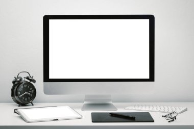 Çalışma alanını boş ekran bilgisayar görüntüsü ve çalışma masasında klavye, fare, saat, gözlük ve kalem tableti ile biçimlendirmek için tablet ile biçimlendir.