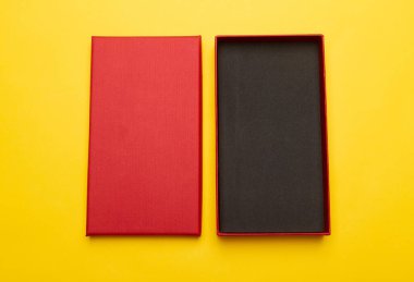 Kırmızı kutu ürün ambalajı sarı arka planda izole edildi. Düz konum Üst görünüm.