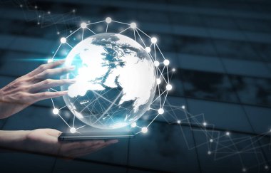 Küresel ağ konsepti için teknoloji, akıllı telefonlara bağlı dünya küresini kullanan insan elleri.