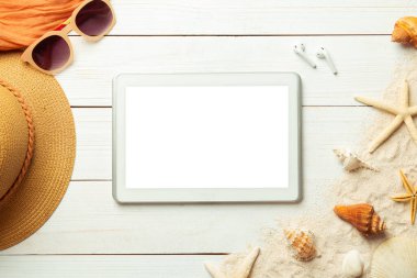 Boş ekran tablet bilgisayar ve plaj aksesuarları ile yaz arkaplanı - hasır şapka, beyaz tahta masa üzerinde güneş gözlüğü arka plan görünümü fotokopi alanı ile.