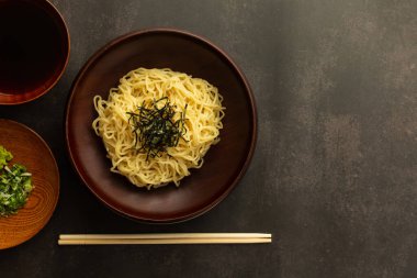 Japon eriştesi ya da doğranmış yeşil soğanlı 