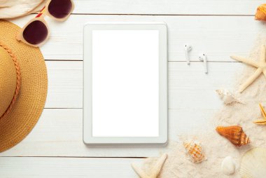 Boş ekran tablet bilgisayar ve plaj aksesuarları ile yaz arkaplanı - hasır şapka, beyaz tahta masa üzerinde güneş gözlüğü arka plan görünümü fotokopi alanı ile.