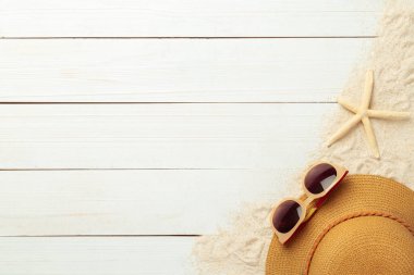 Yaz arkaplanı plaj aksesuarları - hasır şapka, güneş gözlükleri beyaz ahşap masa üstü arka plan görünümü fotokopi alanı ile.
