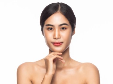 Güzel, genç Asyalı bir kadın beyaz arka planda izole edilmiş, elleri birbirine değen taze tenli, temiz bir kadın. Yüz bakımı, kozmetoloji, güzellik ve cilt bakımı konsepti.