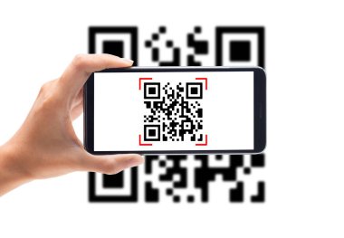 El, beyaz arka planda cep telefonu taraması QR kodu kullanıyor. Nakitsiz teknoloji ve dijital para kavramı.