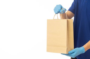 Kapanış teslimatçısı, elinde eldivenlerle beyaz arka planda izole edilmiş kağıt çanta, paketleme modeli, teslimat servisi konsepti var..