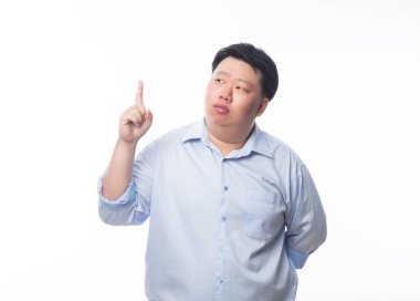 Mavi gömlekli Asyalı Şişman Adam düşünme ve telif alanını gösterme şüphesiyle beyaz arkaplanda izole edilmiş bir yüz var..