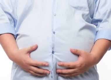 Koca göbekli şişman adam. Başarısız diyet ve yanlış yemekleri yeme. Dar tişört. Kilo verme konsepti.