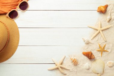 Yaz arkaplanı plaj aksesuarları - hasır şapka, güneş gözlükleri, beyaz ahşap masa üstü arka plan manzaralı havlu fotokopi alanı.