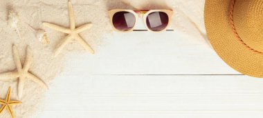 Yaz arkaplanı plaj aksesuarları - hasır şapka, beyaz ahşap masa afişi üzerine güneş gözlüğü arkaplan görünümü.