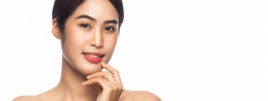 Güzel, genç Asyalı bir kadın beyaz afişte izole edilmiş, elleri birbirine değen taze tenli, temiz bir kadın. Yüz bakımı, kozmetoloji, güzellik ve cilt bakımı konsepti.