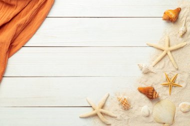 Plaj aksesuarları ile yaz arkaplanı - beyaz tahta masa arkaplan görünümü fotokopi alanı ile.