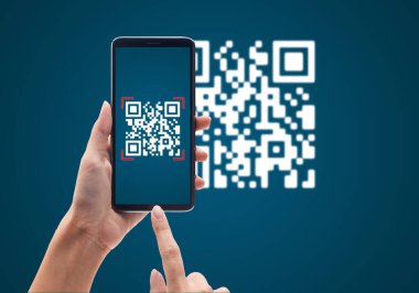 El, mavi arkaplanda cep telefonu taraması QR kodu kullanıyor. Nakitsiz teknoloji ve dijital para kavramı.