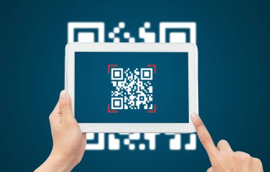 Mavi arkaplanda tablet bilgisayar kullanarak Qr kodunu tara. Nakitsiz teknoloji ve dijital para kavramı.