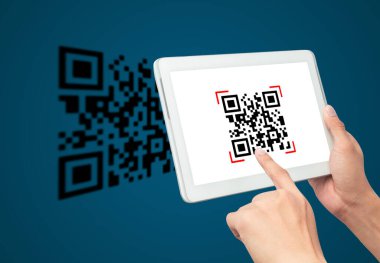 Mavi arkaplanda tablet bilgisayar kullanarak Qr kodunu tara. Nakitsiz teknoloji ve dijital para kavramı.