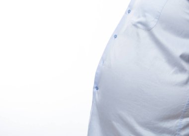 Koca göbekli şişman adam. Başarısız diyet ve yanlış yemekleri yeme. Dar tişört. Kilo verme konsepti.