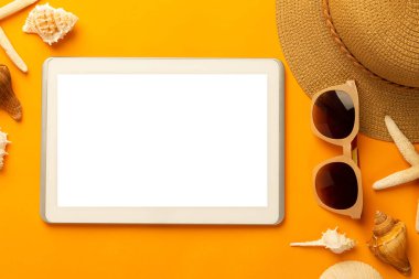 Boş tablet bilgisayar ve plaj aksesuarları ile yaz arkaplanı - güneş gözlüğü, parlak turuncu arka plan görünümlü hasır şapka fotokopi alanı ile.