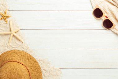 Yaz arkaplanı plaj aksesuarları - hasır şapka, güneş gözlükleri beyaz ahşap masa üstü arka plan görünümü fotokopi alanı ile.