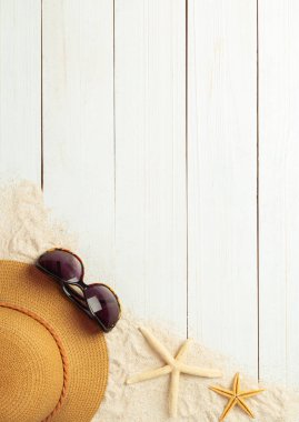 Yaz arkaplanı plaj aksesuarları - hasır şapka, güneş gözlükleri beyaz ahşap masa üstü arka plan görünümü fotokopi alanı ile.