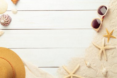Yaz arkaplanı plaj aksesuarları - hasır şapka, güneş gözlükleri beyaz ahşap masa üstü arka plan görünümü fotokopi alanı ile.