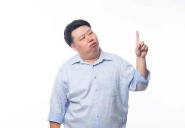 Mavi gömlekli Asyalı Şişman Adam düşünme ve telif alanını gösterme şüphesiyle beyaz arkaplanda izole edilmiş bir yüz var..