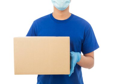 Teslimatçı elinde karton eldiven, beyaz arka planda izole edilmiş karton kutu, teslimat hizmeti konsepti tutuyor..