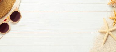 Yaz arkaplanı plaj aksesuarları - hasır şapka, beyaz ahşap masa afişi üzerine güneş gözlüğü arkaplan görünümü.