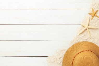 Plaj aksesuarları ile yaz arkaplanı - beyaz ahşap masa üzerinde hasır şapka fotokopi alanı ile üst görünüm.