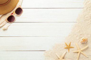 Yaz arkaplanı plaj aksesuarları - hasır şapka, güneş gözlükleri beyaz ahşap masa üstü arka plan görünümü fotokopi alanı ile.