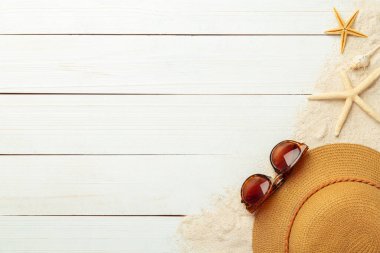 Yaz arkaplanı plaj aksesuarları - hasır şapka, güneş gözlükleri beyaz ahşap masa üstü arka plan görünümü fotokopi alanı ile.
