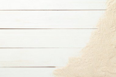 Beyaz ahşap masa üzerinde kum olan yaz arkaplanı arkaplan görünümü kopya alanı ile birlikte.